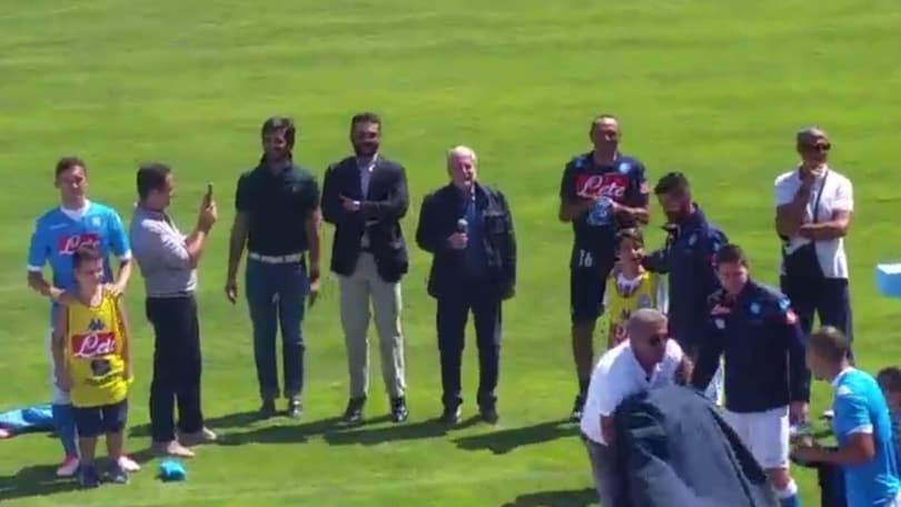 De Laurentiis e Sarri saltano al coro: «Chi non salta è juventino»