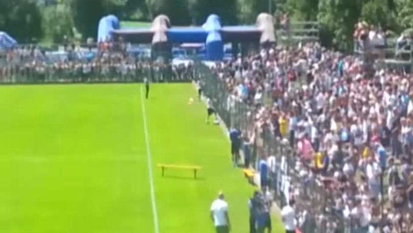 Tutta l'Inter firma autografi