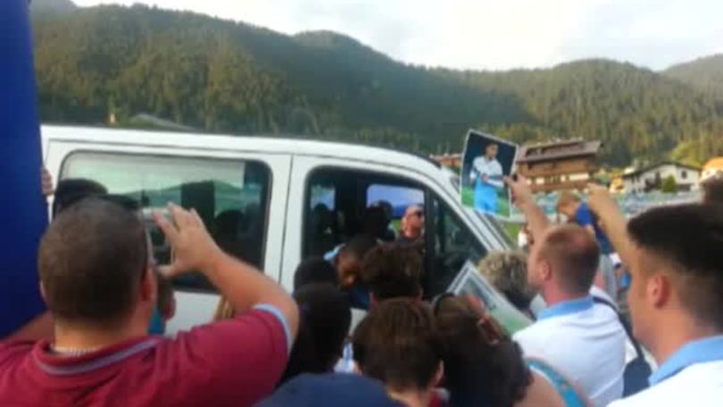I tifosi bloccano il pullmino della Lazio