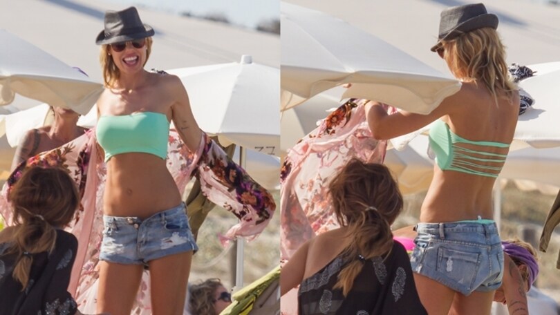 Cappellino, trasparenze e short jeans: Ilary Blasi incanta a Formentera