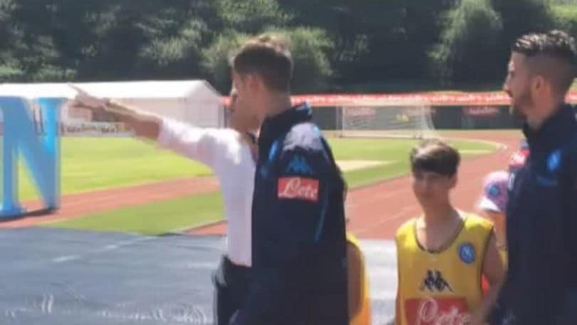 De Laurentiis consegna le maglie ai bambini