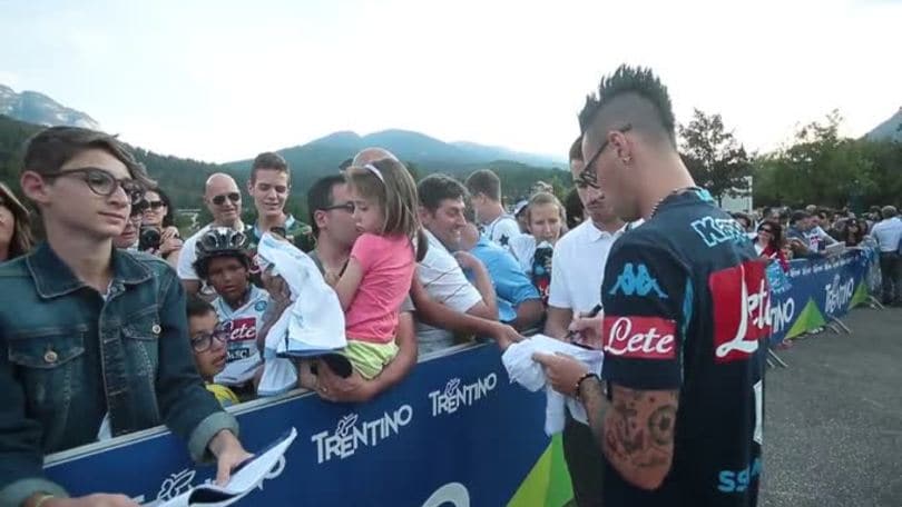 Napoli, Hamsik firma autografi: che entusiasmo a Dimaro!