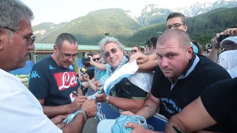 Sarri, foto e autografi con i tifosi del Napoli