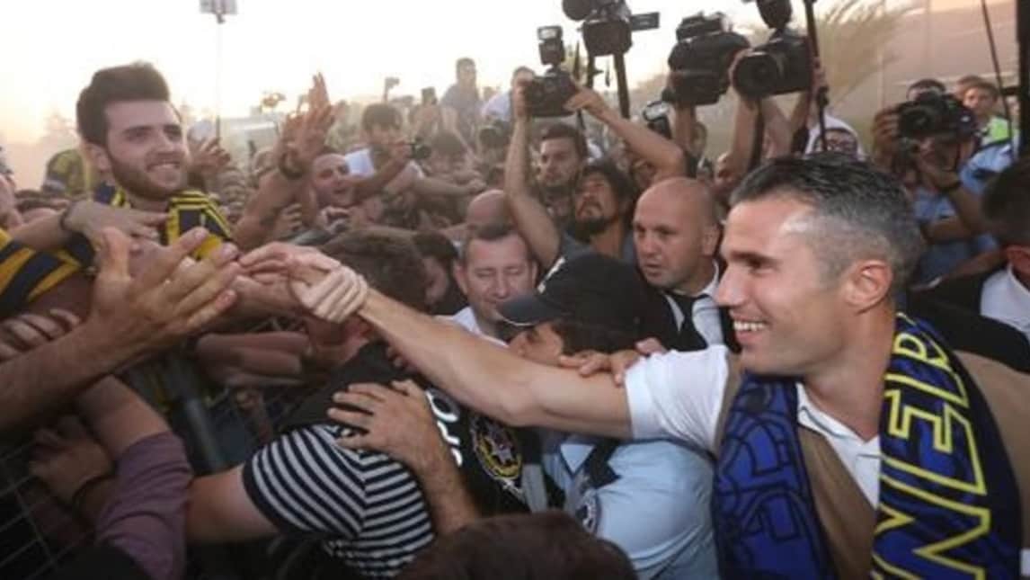 Van Persie al Fenerbahce, accoglienza da sultano a Istanbul!