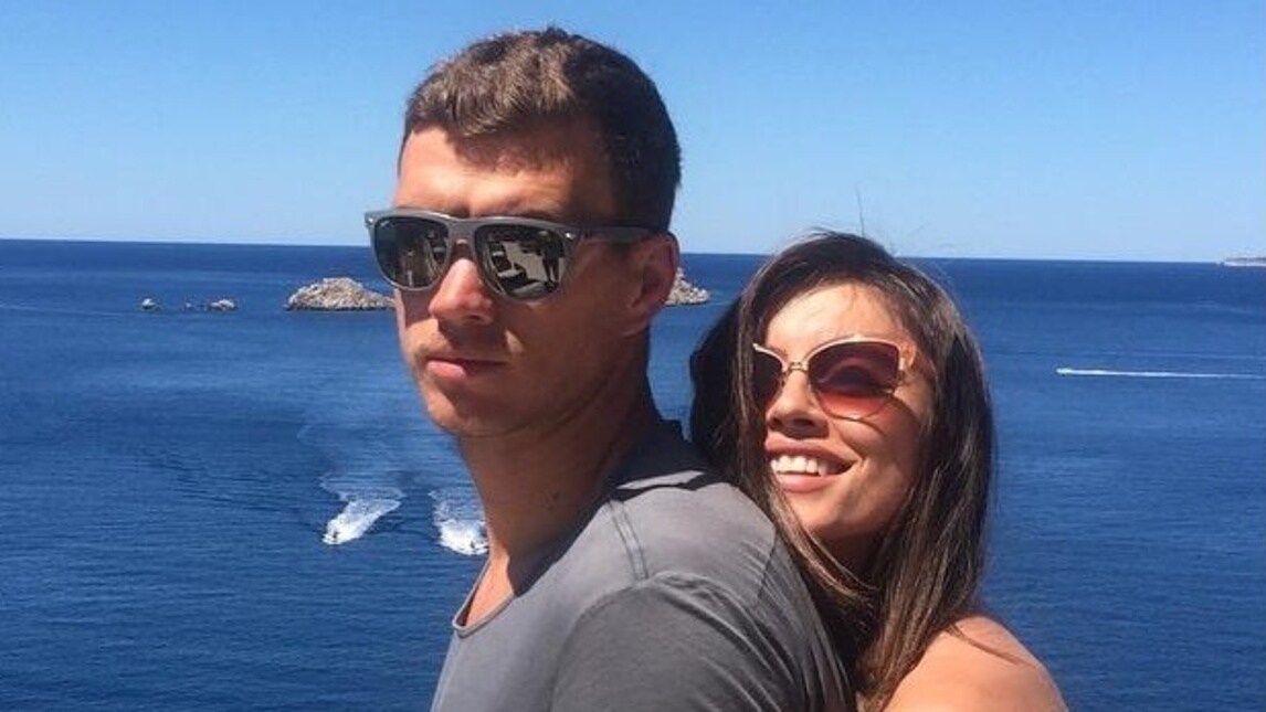 <p>La modella-attrice bosniaca è la dolce metà dell'attaccante nel mirino della Roma</p>
