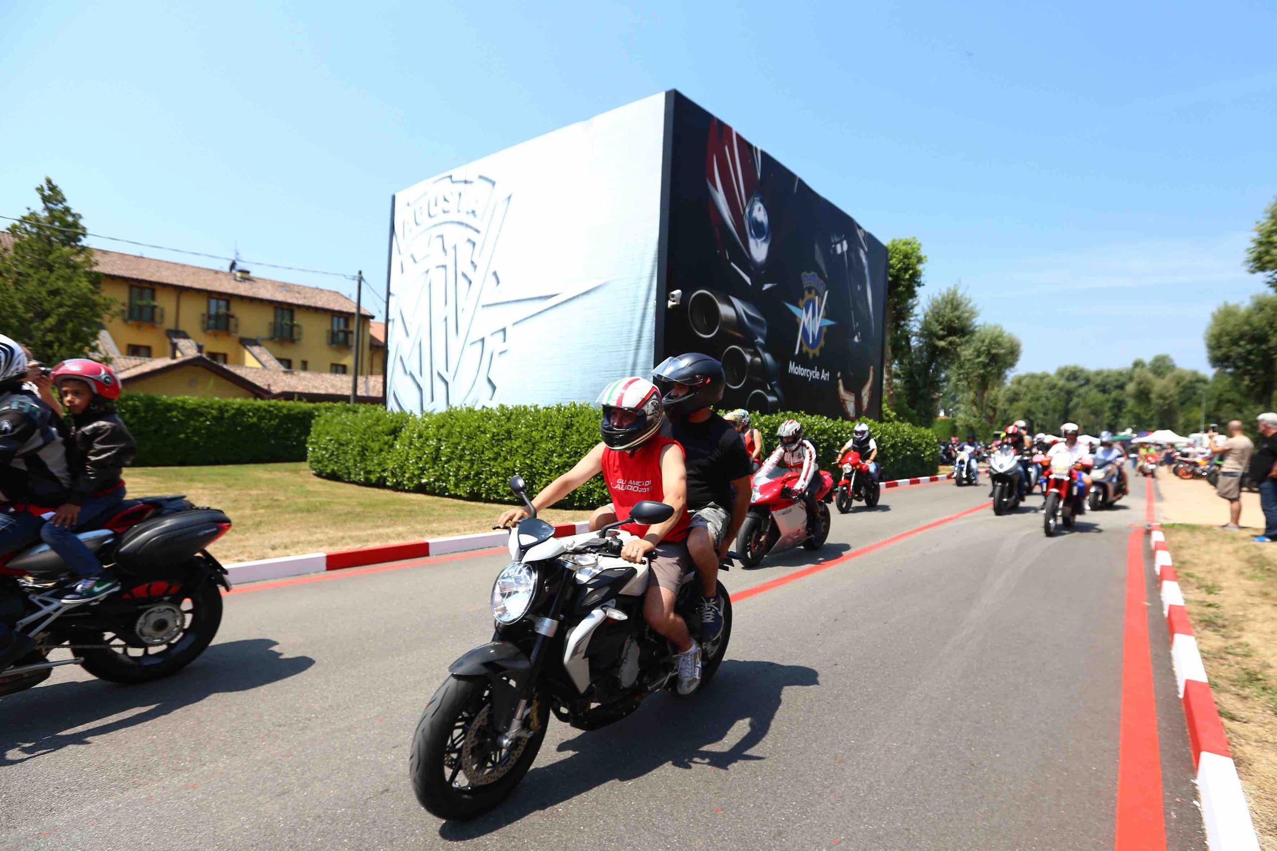 Centinaia di moto in ricordo di Castiglioni
