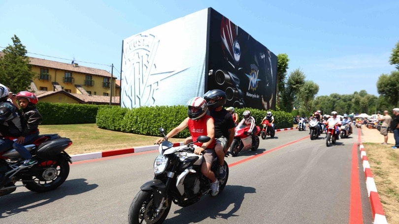 Centinaia di moto in ricordo di Castiglioni