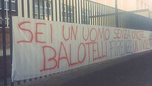 Striscione contro Balotelli: «Firenze un ti vole»