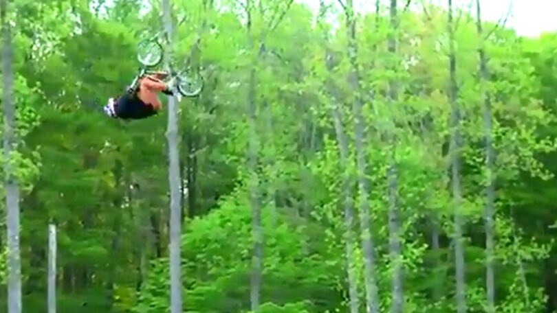 Pazzesco! Quadruplo salto mortale in BMX