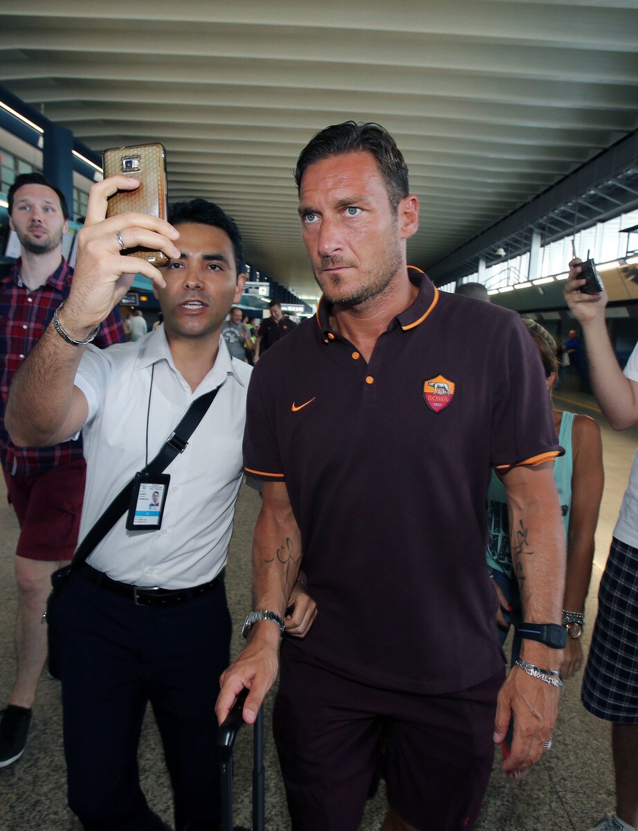 La Roma parte verso l'Australia: quante foto per Totti