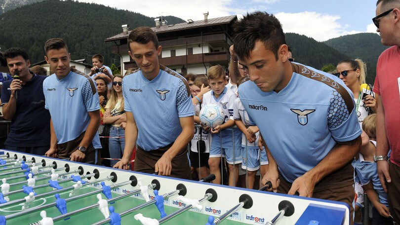 Lazio, che sfida a biliardino: De Vrij contro Felipe Anderson