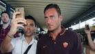 La Roma parte verso l'Australia: quante foto per Totti