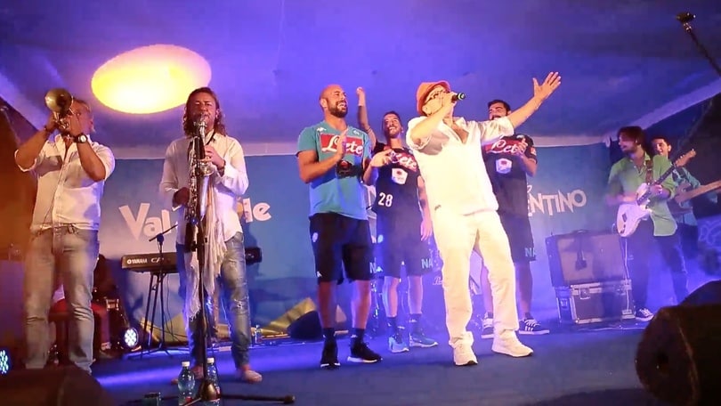 Reina, Albiol e Valdifiori cantano "Oje vita mia"