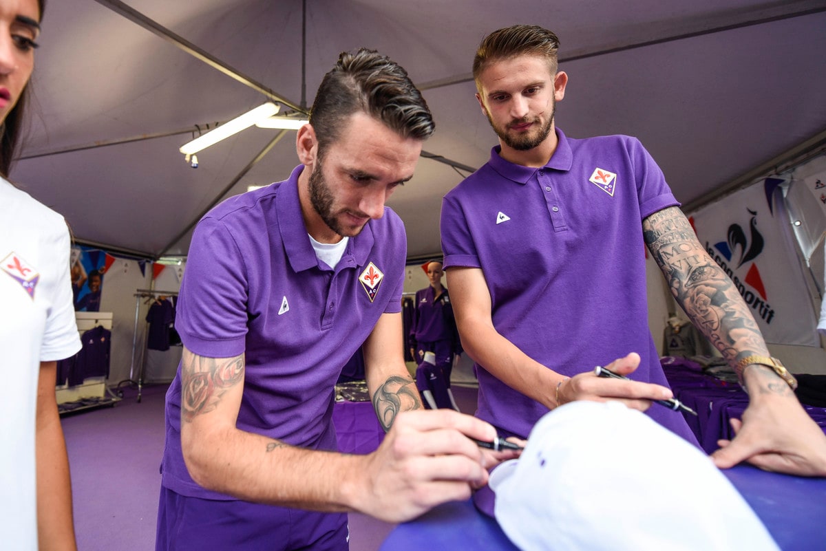 Fiorentina, che entusiasmo: autografi dopo l'allenamento