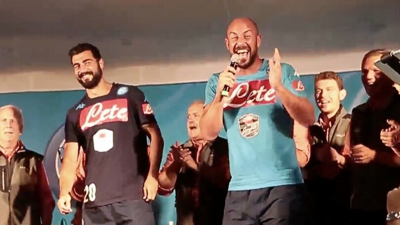 Reina, che show: canta "La Bamba"