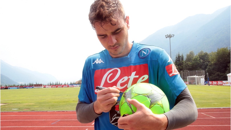 Napoli, Gabriel firma i primi autografi in azzurro