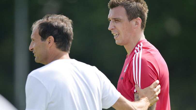 La Juve si allena a Vinovo: in campo anche Mandzukic