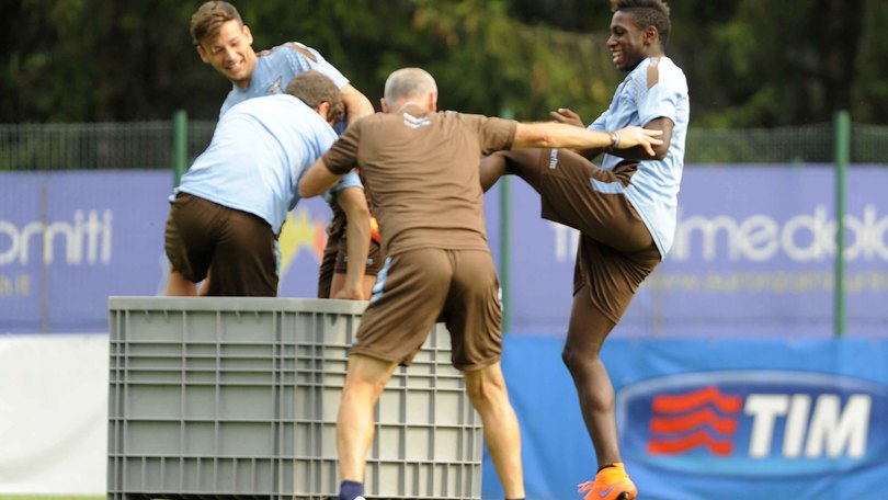 Lazio, scherzi e sorrisi in allenamento