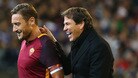 Totti esce dal campo. Sorrisi con Garcia
