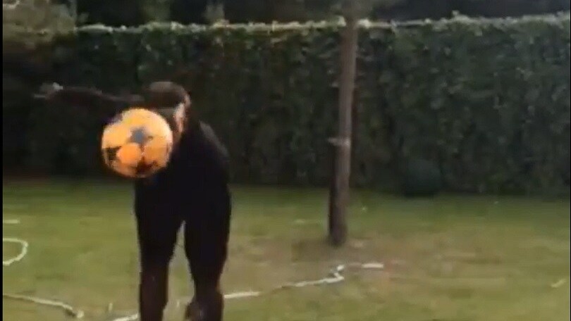 Balotelli, niente tournée ma che canestro di testa!