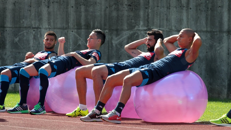Napoli, addominali sulle "swiss ball"