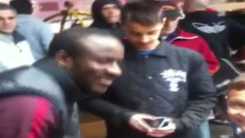Doumbia firma autografi in Australia