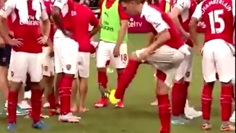 Ozil, che palleggi con il tappo di una bottiglia!