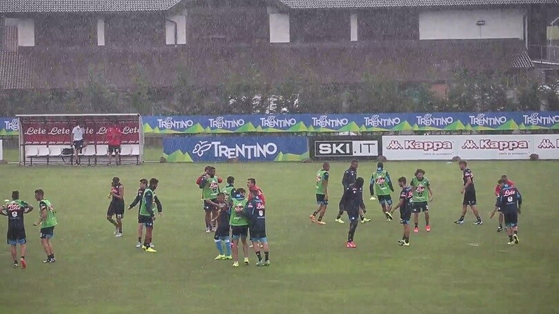 Napoli, che acquazzone durante l'allenamento