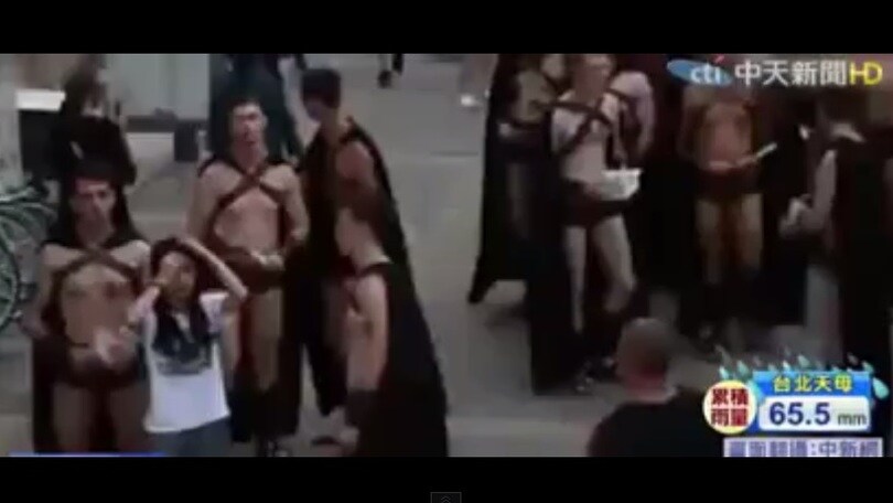 Cento "spartani" invadono Pechino... per un'insalata!