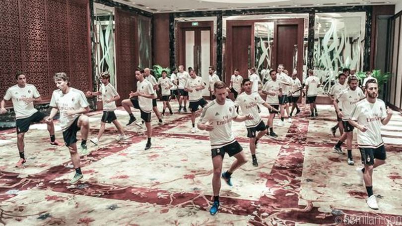 Milan, allenamento nella hall dell'albergo
