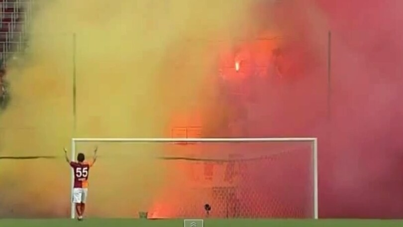 Lancio di petardi, Galatasaray-Udinese sospesa