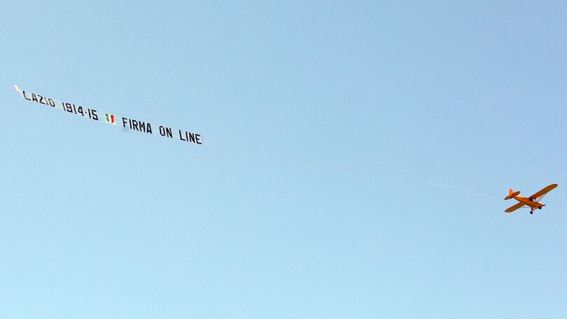 Lazio, aereo sul litorale romano: "Scudetto 1914/15"