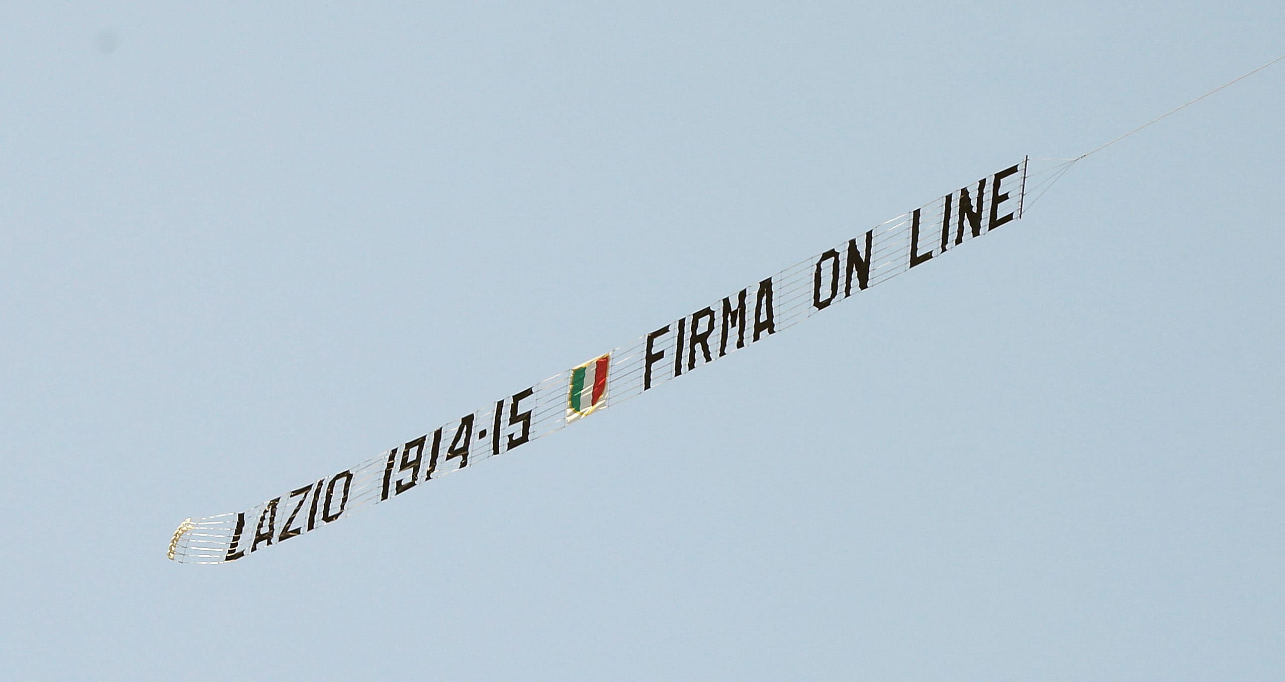 Lazio, "Scudetto 1914/15". Aereo sorvola il litorale romano
