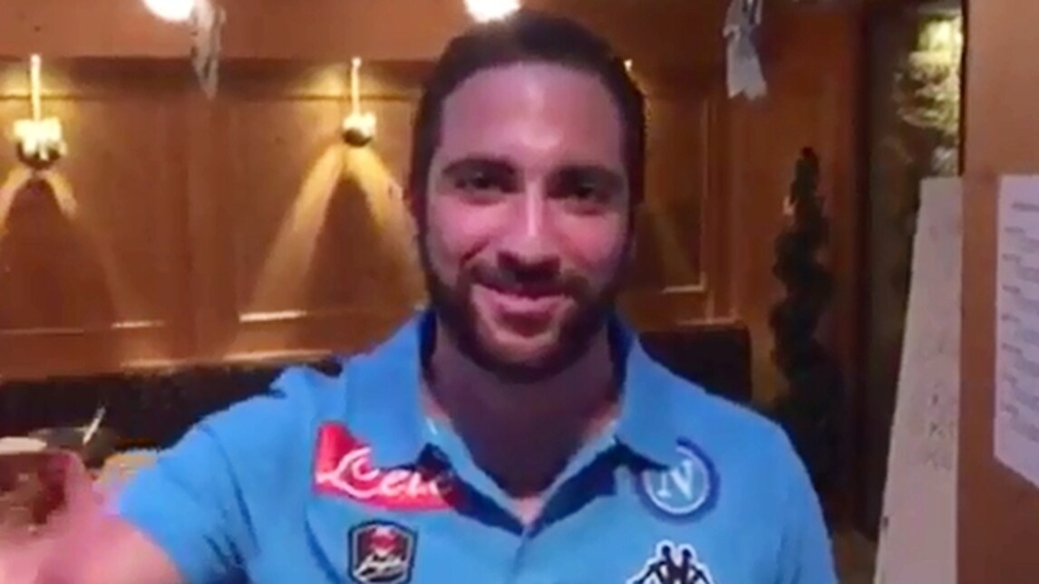 Higuain in ritiro, saluto ai tifosi del Napoli