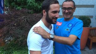 Higuain in ritiro: abbracci con Sarri e De Laurentiis
