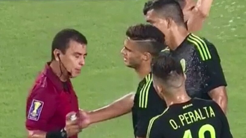 Schiuma contro il giocatore, all'arbitro parte la spruzzata