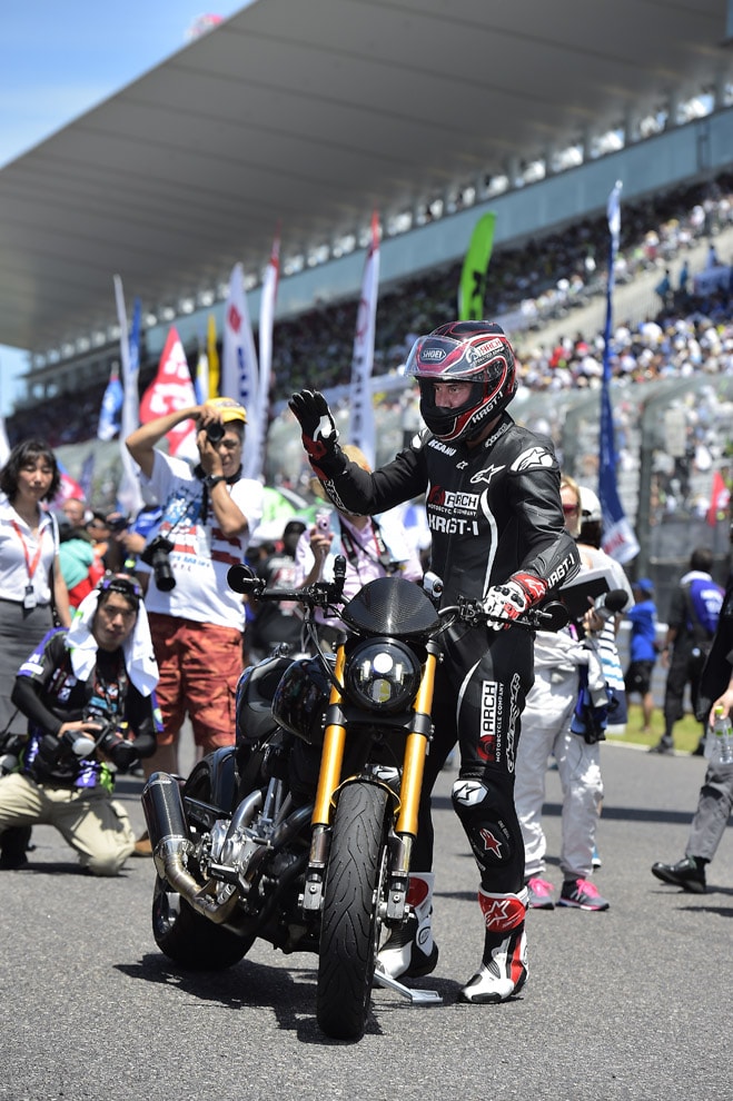 Keanu Reeves a Suzuka: Neo si traveste da pilota