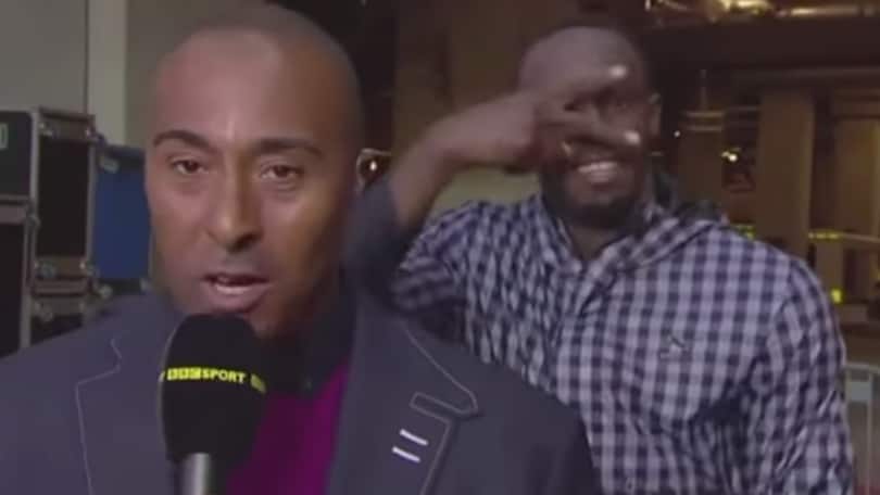 Bolt balla alle spalle di Colin Jackson