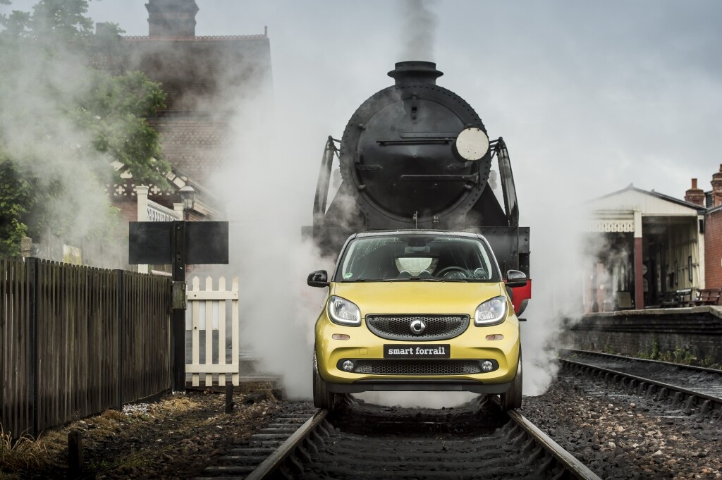 Smart ForRail, la compatta viaggia su rotaia