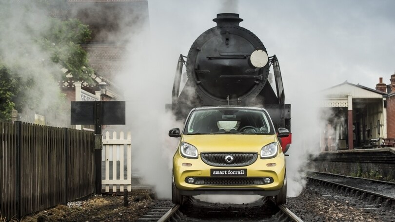 Smart ForRail, la compatta viaggia su rotaia