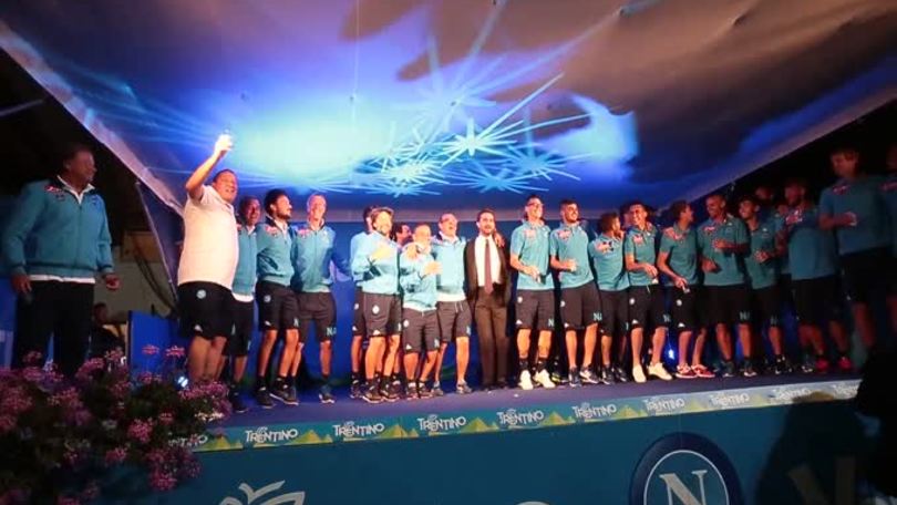 Il Napoli a Dimaro: «Chi non salta juventino è»