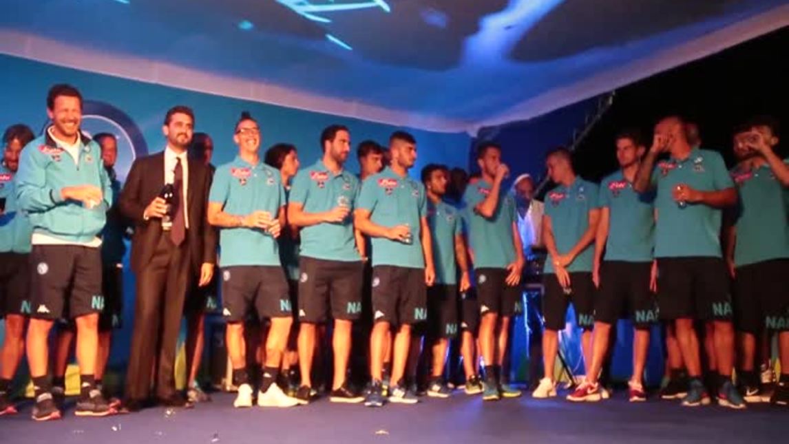 I giocatori del Napoli cantano a Dimaro