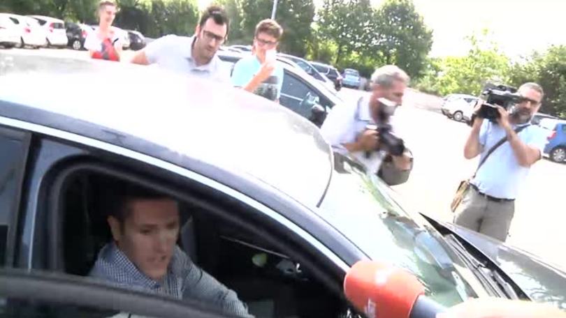 Tifoso regala sciarpa a Jovetic