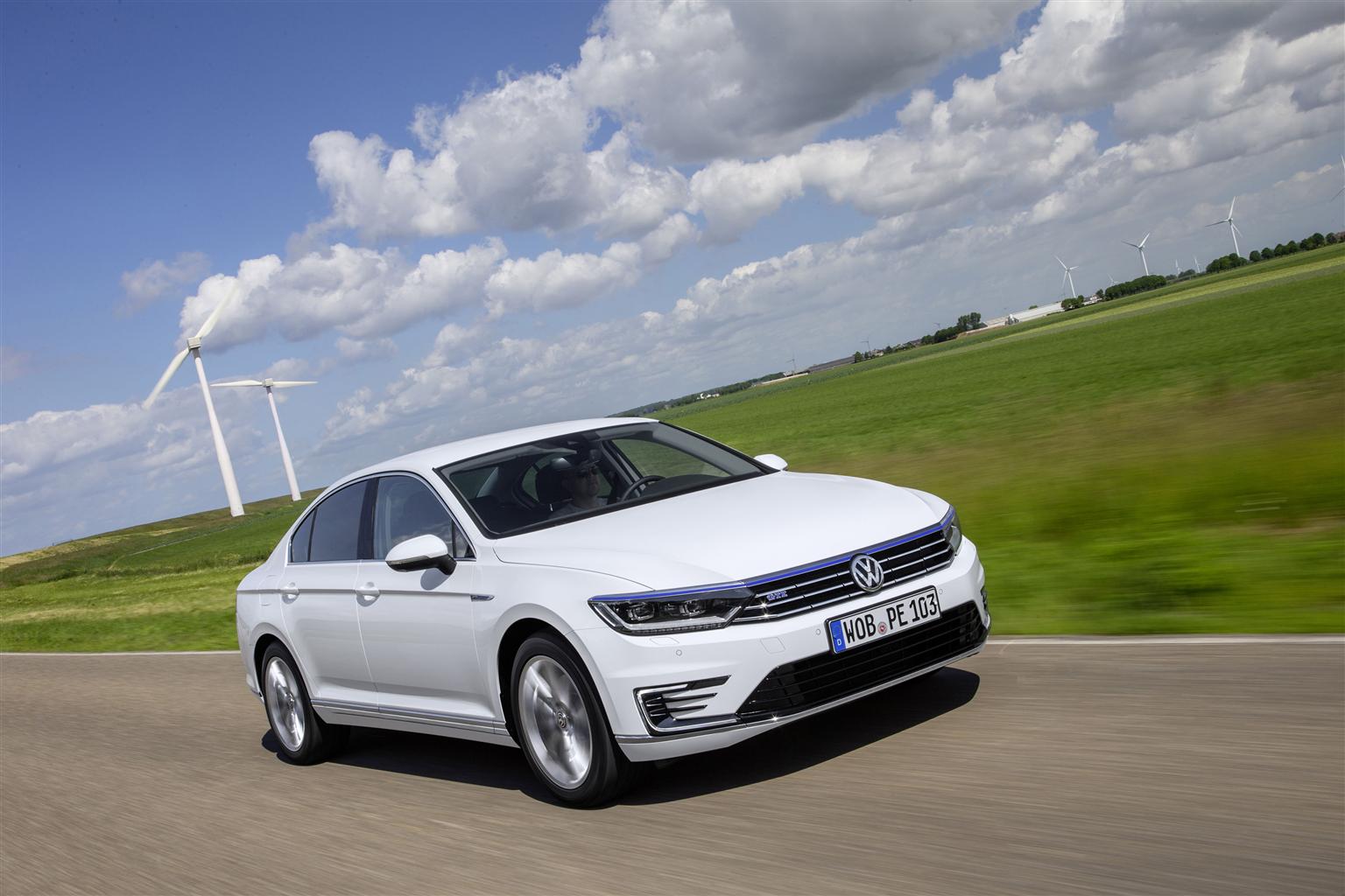 Passat GTE: foto e prezzi dell'ibrida da 60 km con un litro