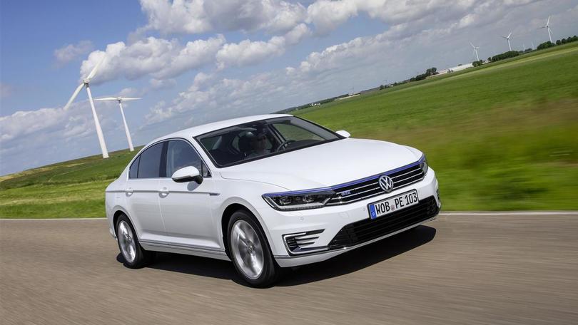 Passat GTE: foto e prezzi dell'ibrida da 60 km con un litro