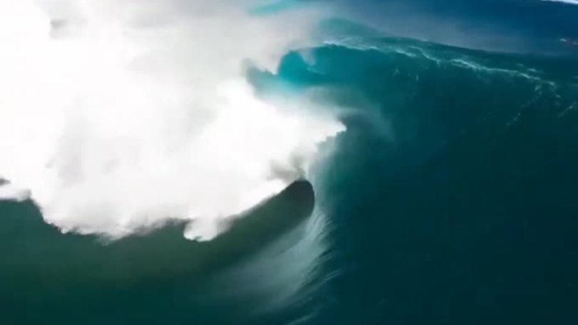Il surfista italiano travolto dall'onda gigante