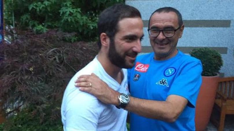 Higuain in ritiro: abbracci con Sarri e De Laurentiis