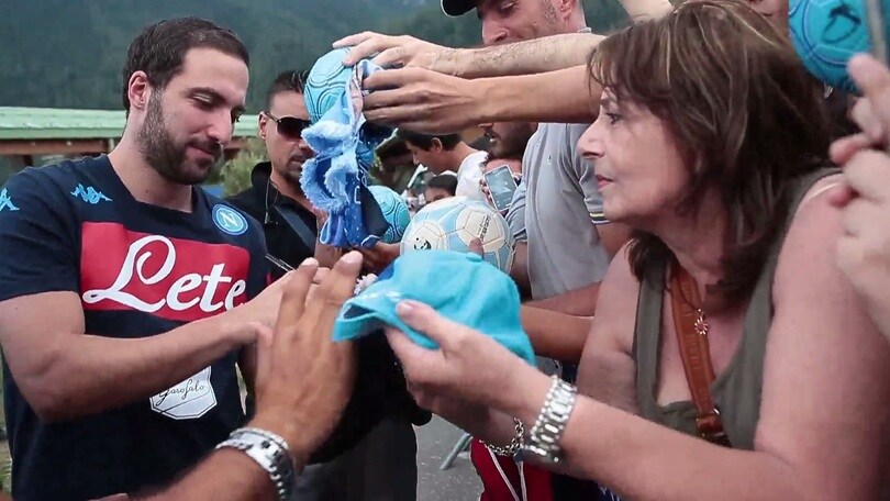 Che entusiasmo per Higuain: autografi e sorrisi