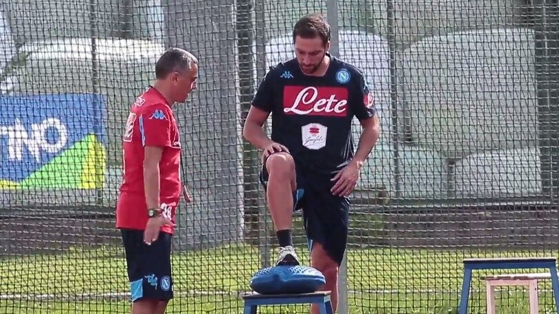 Napoli, Higuain si allena con impegno