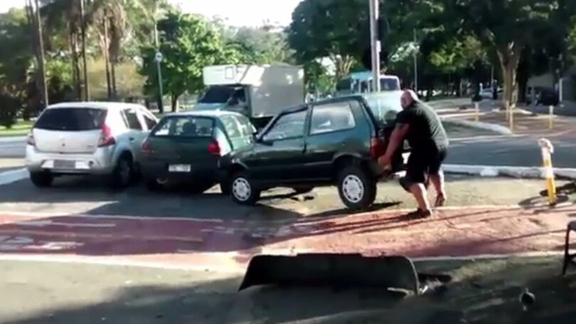 La Uno occupa la pista ciclabile e il ciclista la sposta con le mani!